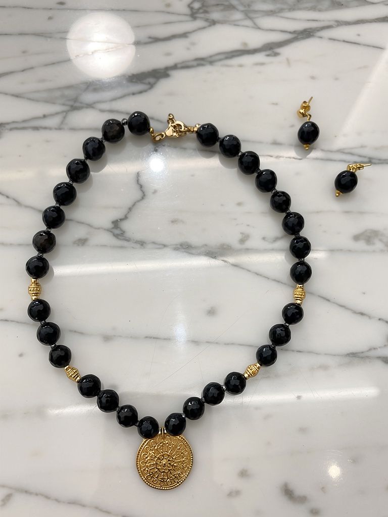 Collar Negro Clásico con Medallón Dorado