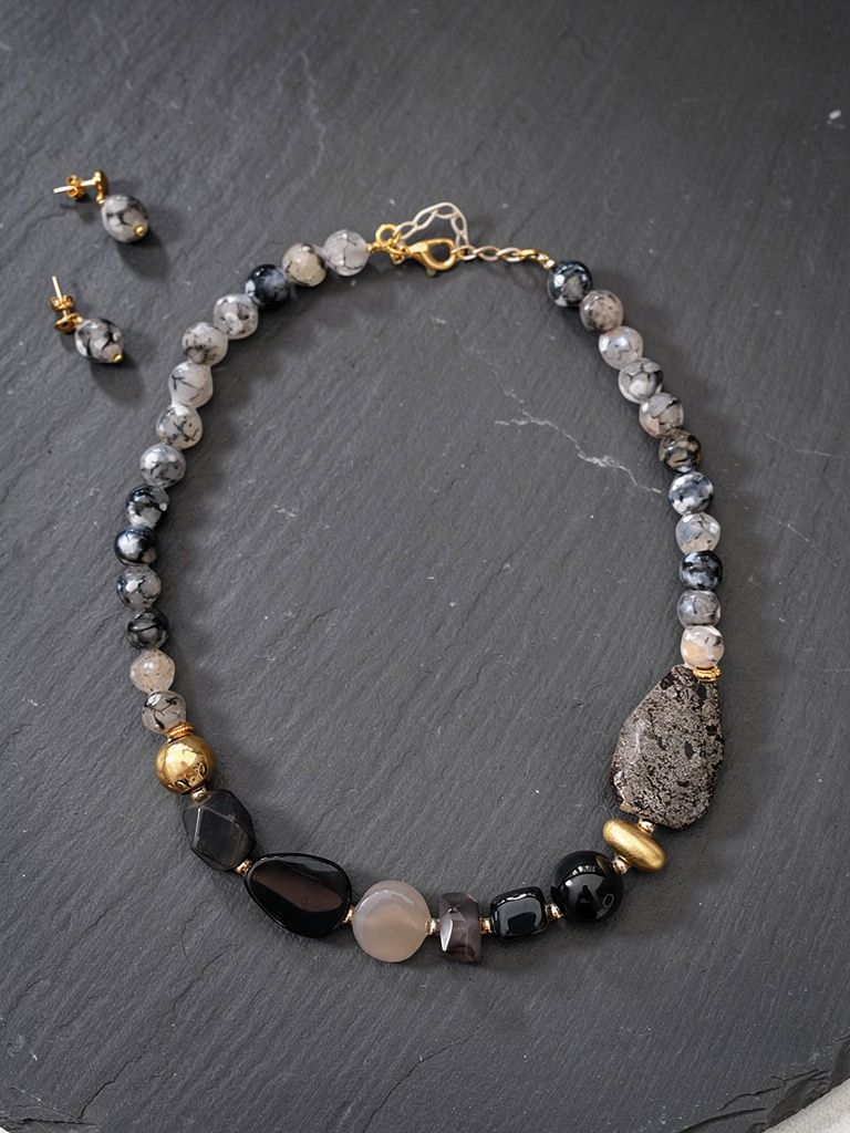 Collar Piedras Grises y Negras con Detalles Dorados