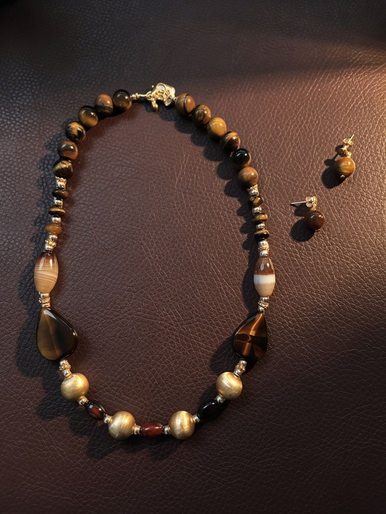 Collar Piedras Tierra con Detalles Dorados