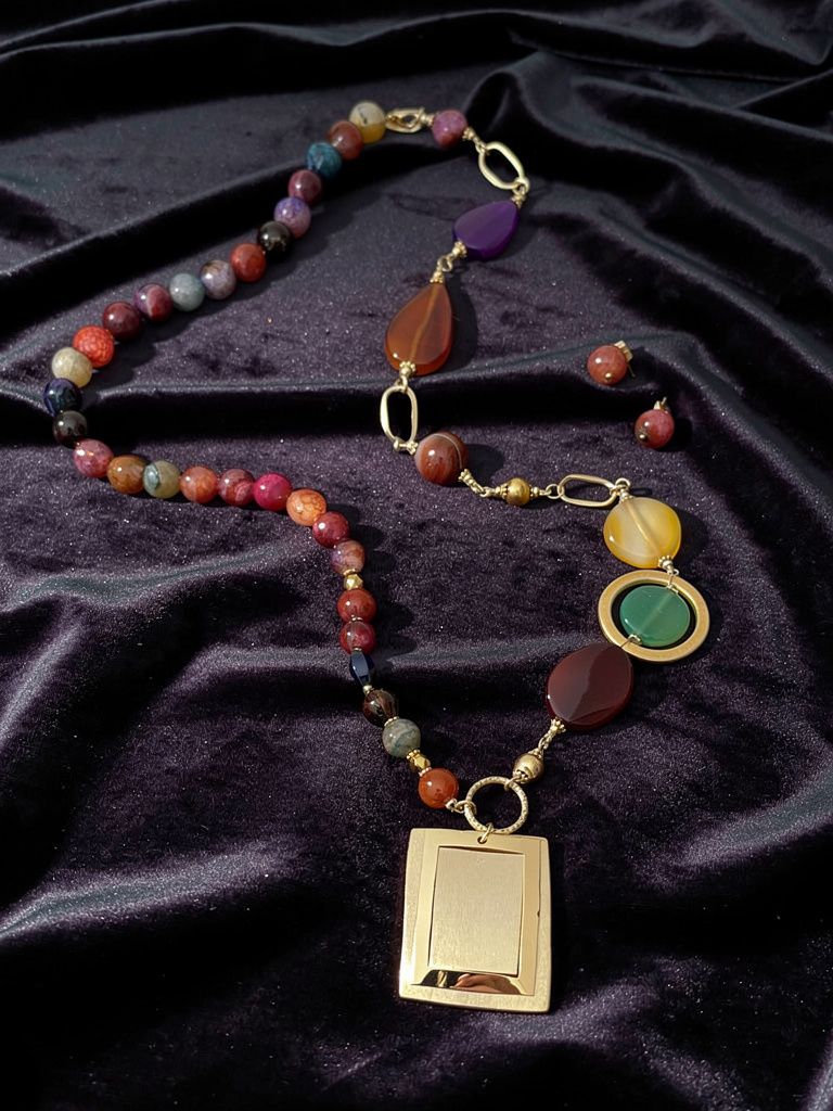 Collar Multicolor con Dije Rectangular Dorado