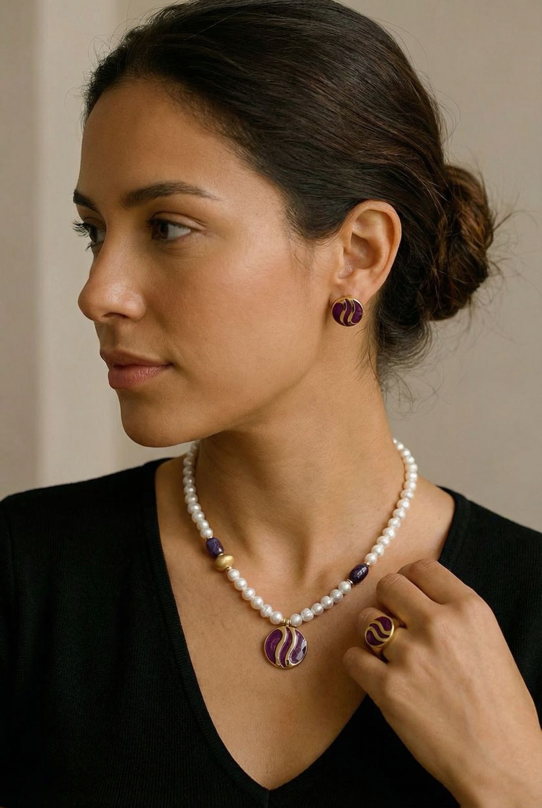 Collar de Perlas con Dije Redondo Morado y Dorado