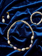 Collar de Perlas Multicolor con Detalles Dorados