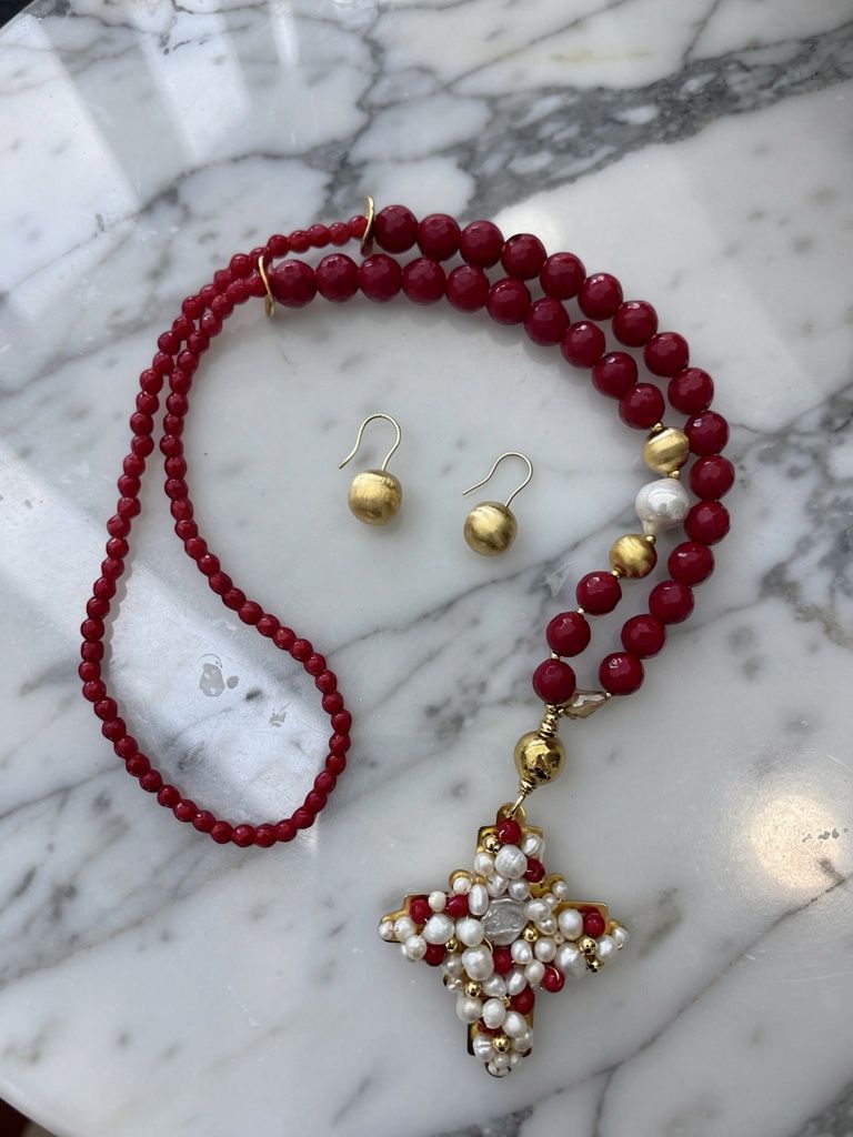 Collar Cruz de Perlas y Cuentas Rojas con Detalles Dorados