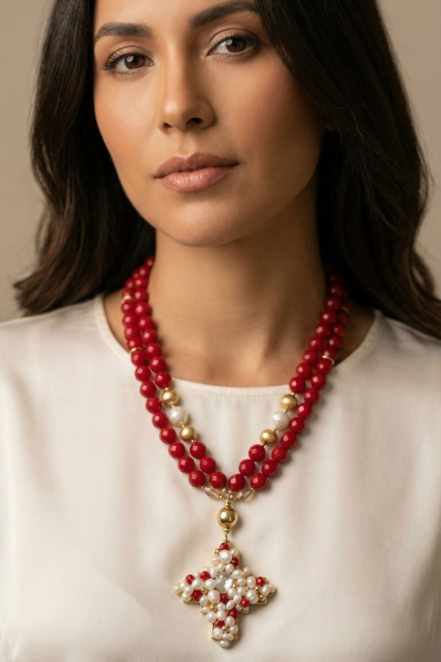 Collar Cruz de Perlas y Cuentas Rojas con Detalles Dorados