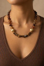 Collar Ámbar y Café con Centro Texturizado Dorado