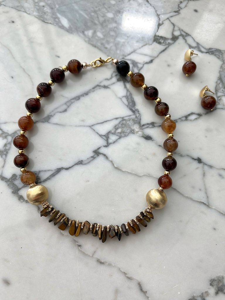 Collar Ámbar y Café con Centro Texturizado Dorado