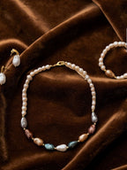 Collar de Perlas Multicolor con Detalles Dorados